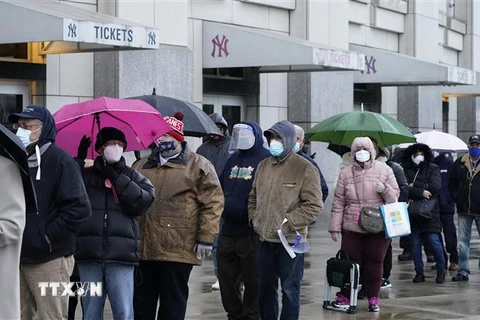 Người dân xếp hàng chờ được tiêm vaccine phòng COVID-19 tại sân vận động Yankee ở New York, Mỹ. (Ảnh: AFP/TTXVN)