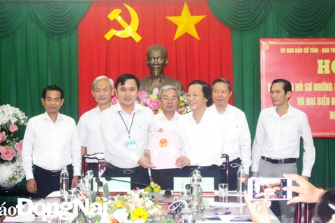Ủy ban Bầu cử tỉnh và Ban thường trực Ủy ban Mặt trận Tổ quốc Việt Nam tỉnh ký kết biên bản bàn giao hồ sơ những người ứng cử đại biểu Quốc hội khóa XV và đại biểu Hội đồng Nhân dân tỉnh khóa X, nhiệm kỳ 2021-2026. (Nguồn: Báo Đồng Nai)