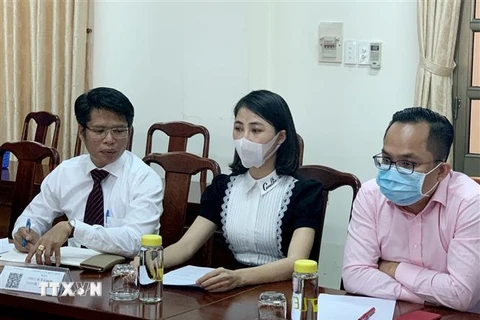 YouTuber Thơ Nguyễn (giữa) cùng luật sư tại buổi làm việc với cơ quan chức năng tỉnh Bình Dương. (Ảnh: TTXVN phát)