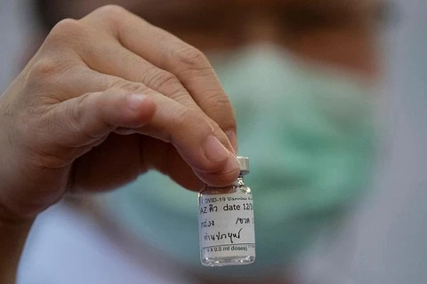 Lọ vaccine AstraZeneca có tên của Thủ tướng Thái Lan Prayuth Chan-ocha trên đó. (Nguồn: AP)
