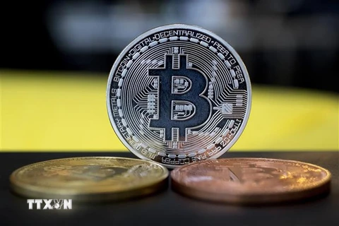 Đồng Bitcoin trượt khỏi mức kỷ lục 61.000 USD. (Ảnh: AFP/TTXVN)