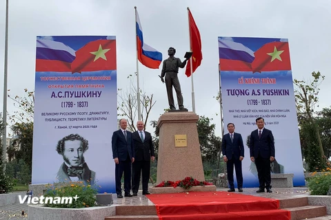 Đại biểu hai nước Việt Nam-Nga chụp ảnh lưu niệm tại tượng đài Pushkin. (Ảnh: PV/Vietnam+)
