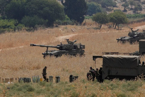 Xe bọc thép và pháo tự hành 155mm được triển khai ở phía bắc Israel trên biên giới với Lebanon tháng 7/2020. (Nguồn: AFP)