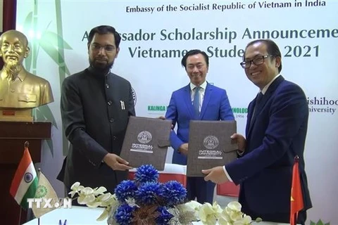 Lễ ký kết biên bản ghi nhớ cấp học bổng cho sinh viên Việt Nam. (Ảnh: Huy Lê/TTXVN)