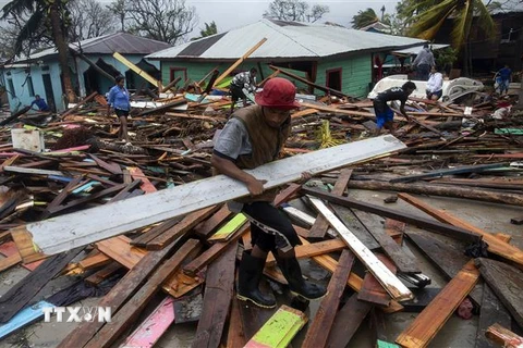 Nhà cửa bị hư hại do bão Eta tại Bilwi, Nicaragua. (Ảnh: AFP/TTXVN)