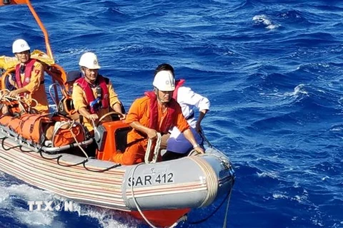 Xuồng cứu nạn đưa ngư dân gặp nạn về bờ. Ảnh minh họa. (Ảnh: TTXVN phát)