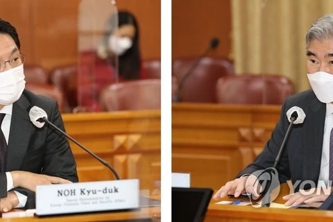 Đặc phái viên hạt nhân hàng đầu của Hàn Quốc Noh Kyu-duk (trái) và quyền Trợ lý Ngoại trưởng Mỹ phụ trách các vấn đề Đông Á và Thái Bình Dương Sung Kim. (Nguồn: Yonhap)