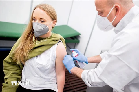 Tiêm vaccine phòng COVID-19 của AstraZeneca cho người dân tại Bremen, Đức. (Ảnh: AFP/TTXVN)