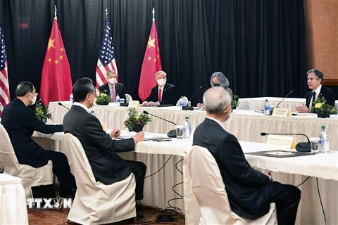 Ngoại trưởng Mỹ Antony Blinken (phải) và Ủy viên quốc vụ Trung Quốc Dương Khiết Trì (trái) cùng Bộ trưởng Ngoại giao Trung Quốc Vương Nghị (thứ 2, trái) tại cuộc đối thoại cấp cao về an ninh và đối ngoại Mỹ và Trung Quốc ở Alaska, Mỹ ngày 18/3. (Ảnh: AFP/