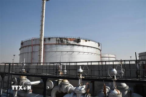 Một bể chứa dầu bị hư hỏng sau vụ tấn công bằng tên lửa do lực lượng Houthi ở Yemen tiến hành nhằm vào nhà máy phân phối các sản phẩm dầu mỏ phía Bắc thành phố Jeddah, Saudi Arabia ngày 24/11/2020. (Ảnh: THX/TTXVN)