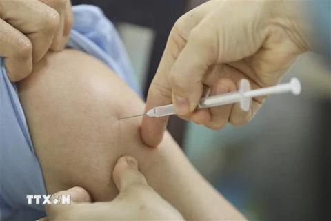 Tiêm vaccine phòng COVID-19 của AstraZeneca cho cán bộ, nhân viên Trung tâm cấp cứu 115 Hà Nội, quận Hoàn Kiếm. (Ảnh: Minh Quyết/TTXVN)