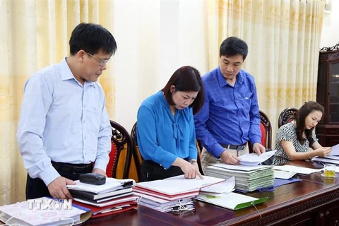 Đoàn công tác kiểm tra việc ban hành các văn bản lãnh đạo, chỉ đạo bầu cử và hồ sơ người ứng cử đại biểu Hội đồng Nhân dân các cấp tại thị xã Phú Thọ. (Ảnh: Trung Kiên/TTXVN)