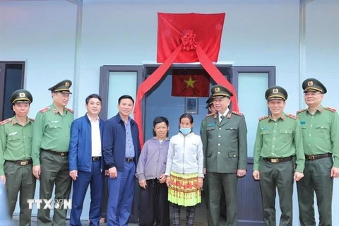 Đại tướng Tô Lâm bàn giao nhà ở cho hộ dân ở huyện Mường Lát. (Ảnh:Trịnh Duy Hưng/TTXVN)