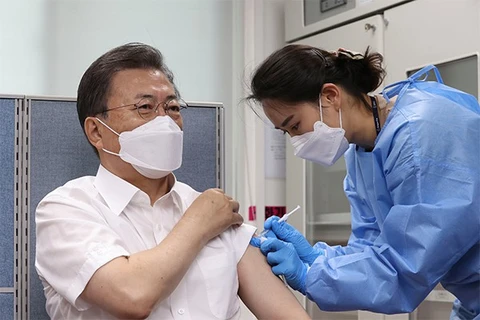 Tổng thống Hàn Quốc Moon Jae-in tiêm vaccine AstraZeneca. (Nguồn: pulsenews.co.kr)