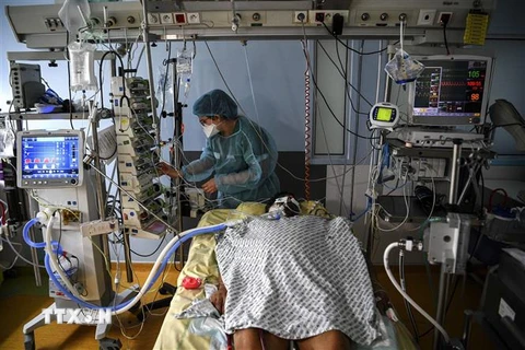 Nhân viên y tế điều trị cho bệnh nhân COVID-19 tại một bệnh viện ở Paris, Pháp. (Ảnh: AFP/TTXVN)