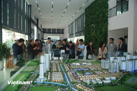 Nhiều khách hàng quan tâm đến các dự án đất nền được mở bán đầu năm 2021 tại Hà Nội.&nbsp;(Ảnh: Minh Nghĩa/Vietnam+)