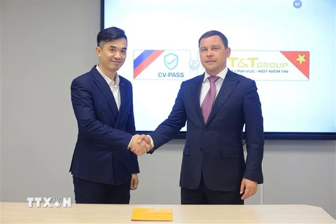 Tổng Giám đốc Công ty T&T Nga Nguyễn Huy Hùng Việt với CEO Tập đoàn VRLOGISTIC Evgeny Petrishev tại lễ ký Biên bản ghi nhớ hợp tác. (Ảnh: Trần Hiếu/TTXVN)