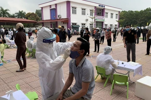 Lực lượng y tế thành phố Hải Dương lấy mẫu xét nghiệm SARS-CoV-2 cho người dân. (Ảnh: Mạnh Minh/TTXVN)