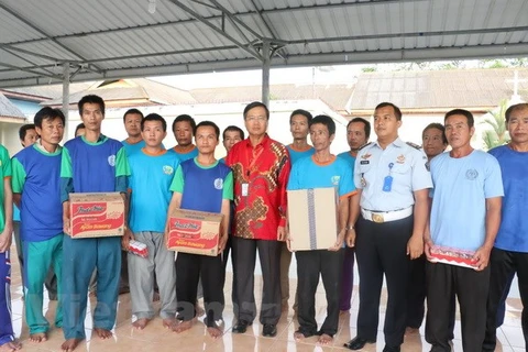 Đại sứ Việt Nam tại Indonesia Hoàng Anh Tuấn thăm các ngư dân tại đảo Natuna. (Ảnh: Đỗ Quyên/Vietnam+)