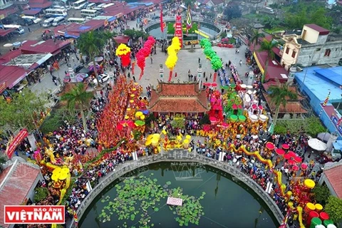 Lễ hội Phủ Dầy được trang hoàng lộng lẫy cờ hoa. (Nguồn: Báo ảnh Việt Nam)
