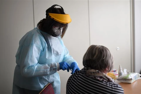 Nhân viên y tế tiêm vaccine ngừa COVID-19 cho người dân tại Froendenberg, miền Tây Đức. (Ảnh: AFP/TTXVN)
