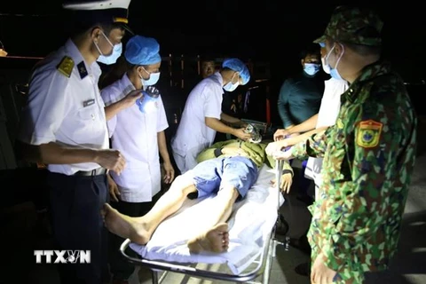 Các y, bác sỹ của Trung tâm Y tế đảo Trường Sa, huyện đảo Trường Sa, tỉnh Khánh Hòa tiếp nhận và cấp cứu cho bệnh nhân bị đột quỵ não. (Ảnh: TTXVN phát)