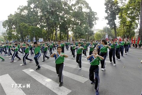 Các em học sinh, sinh viên thành phố biểu diễn thể dục đồng diễn tại buổi lễ. (Ảnh: Thanh Vũ/TTXVN)