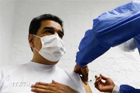 Tổng thống Venezuela Nicolas Maduro được tiêm liều vaccine ngừa COVID-19 Sputnik-V đầu tiên tại Caracas. (Ảnh: AFP/TTXVN)