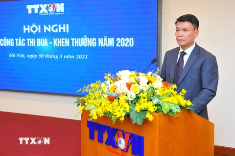 Tổng Giám đốc Thông tấn xã Việt Nam Nguyễn Đức Lợi trình bày báo cáo tổng kết công tác thi đua, khen thưởng của TTXVN năm 2020. (Ảnh: Minh Đức/TTXVN)