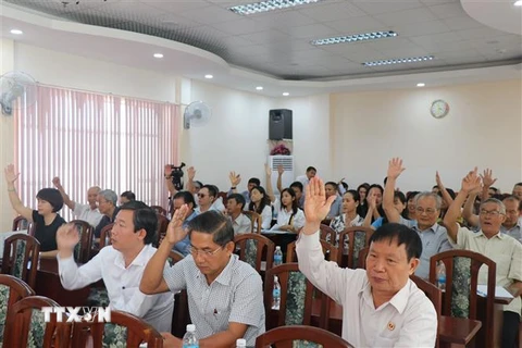 Biểu quyết danh sách người ứng cử đại biểu Hội đồng Nhân dân tỉnh Khánh Hòa nhiệm kỳ 2021-2026. (Ảnh: Tiên Minh/TTXVN)
