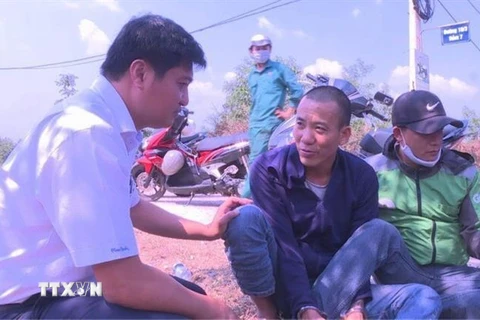 Lực lượng Công an bắt giữ đối tượng Nguyễn Thành Dương (giữa) khi vừa đặt chân đến Đắk Lắk. (Ảnh: TTXVN phát)