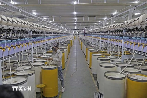 Sản xuất sợi tại Công ty TNHH Dệt Hà Nam, thành phố Phủ Lý, tỉnh Hà Nam. (Ảnh: Trần Việt/TTXVN)