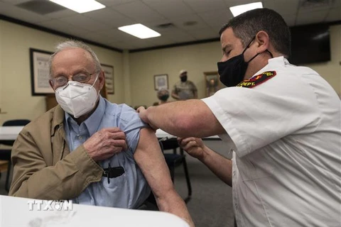 Tiêm vaccine ngừa COVID-19 cho người dân tại Lynchburg, bang Virginia, Mỹ. (Ảnh: AFP/TTXVN)