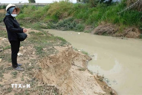 Hoạt động khai thác cát đã khiến nguồn nước sông Đa Nhim (đoạn qua huyện Đơn Dương, Lâm Đồng) đục ngàu, làm ô nhiễm hai bên bờ sông và xuất hiện nhiều điểm sạt lở. (Ảnh: Nguyễn Dũng/TTXVN)