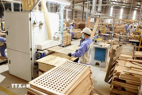 Sản xuất đồ gỗ xuất khẩu tại Công ty CP WOODSLAND Tuyên Quang. (Ảnh: TTXVN)