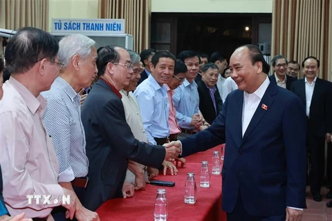 Chủ tịch nước Nguyễn Xuân Phúc với cử tri Tổ đân phố số 8, Phường Điện Biên, Quận Ba Đình, Hà Nội. (Ảnh: Thống Nhất/TTXVN)