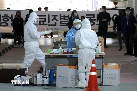 Nhân viên y tế làm việc tại một điểm xét nghiệm COVID-19 ở Sejong, Hàn Quốc. (Ảnh: Yonhap/TTXVN)