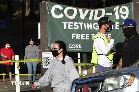 Một điểm xét nghiệm COVID-19 tại Los Angeles, California, Mỹ. (Ảnh: AFP/TTXVN)