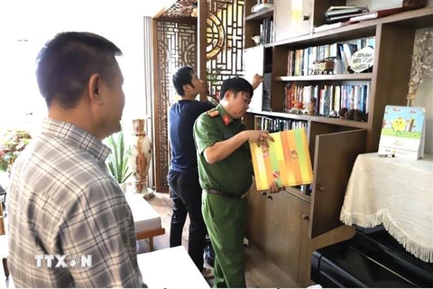 Lực lượng chức năng khám xét nhà đối tượng Trần Huy Lập, Tổng Giám đốc Công ty cổ phần nhiên liệu Phúc Lâm. (Ảnh: TTXVN phát)