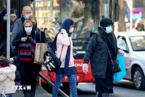 Người dân đeo khẩu trang phòng dịch COVID-19 tại Tehran, Iran. (Ảnh: AFP/TTXVN)