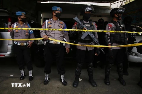 Cảnh sát Indonesia được triển khai bắt giữ nghi phạm khủng bố tại Đông Jakarta. (Ảnh: THX/TTXVN)