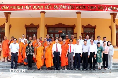 Phó Chủ tịch Thường trực Quốc hội Trần Thanh Mẫn chụp ảnh lưu niệm với lãnh đạo tỉnh và các vị chức sắc tôn giáo. (Ảnh: Trung Hiếu/TTXVN)