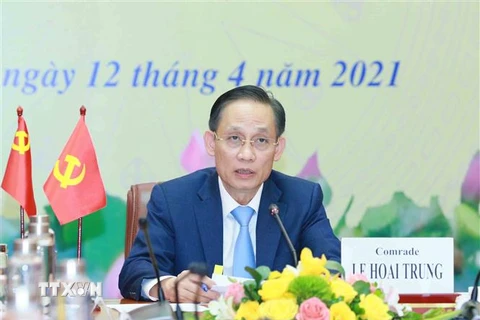 Ủy viên Trung ương Đảng, Trưởng Ban Đối ngoại Trung ương Lê Hoài Trung chủ trì Hội nghị. (Ảnh: Phương Hoa/TTXVN)
