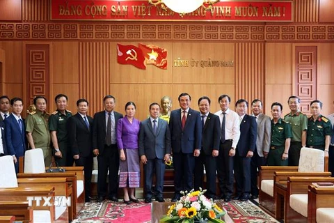 Lãnh đạo tỉnh Quảng Nam chụp ảnh lưu niệm với đoàn Lào. (Ảnh: Trần Tĩnh/TTXVN)