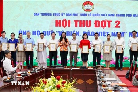 Các cơ quan, đơn vị ủng hộ Quỹ Vì biển, đảo Việt Nam. (Ảnh: Nguyễn Thắng/TTXVN)