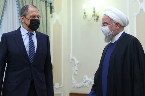 Tổng thống Iran Hassan Rouhani (phải) và Ngoại trưởng Nga Sergei Lavrov. (Nguồn: EPA)