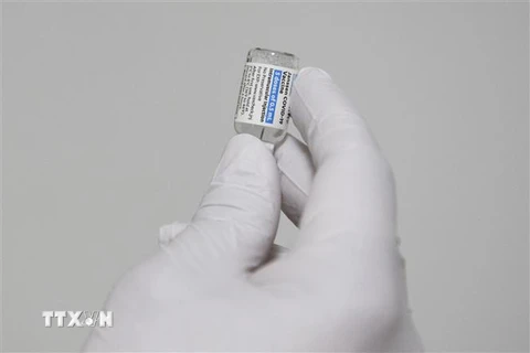 Nhân viên y tế chuẩn bị tiêm vaccine ngừa COVID-19 của Hãng Johnson & Johnson. (Ảnh: AFP/TTXVN)