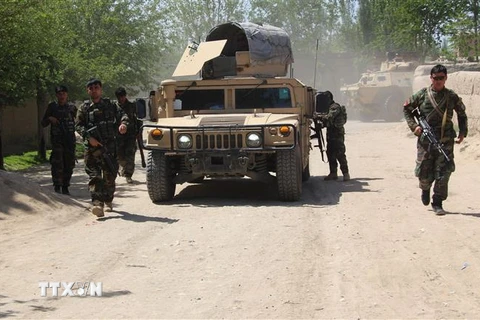 Lực lượng an ninh Afghanistan tham gia một chiến dịch quân sự tại tỉnh Kunduz. (Ảnh: THX/TTXVN)