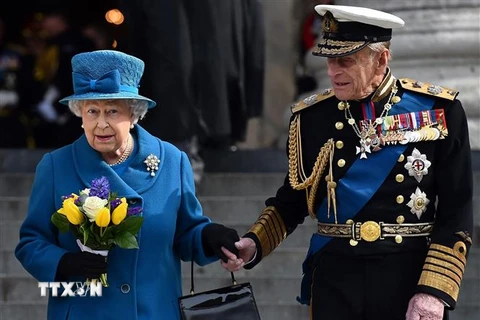 Nữ hoàng Elizabeth II (trái) và Thân vương Philip (phải) tại London , Anh, ngày 13/3/2015. (Ảnh: AFP/TTXVN)