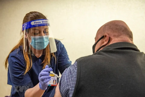 Nhân viên y tế tiêm vaccine phòng COVID-19 cho người dân tại Mashantucket, Connecticut, Mỹ. (Ảnh: AFP/TTXVN)